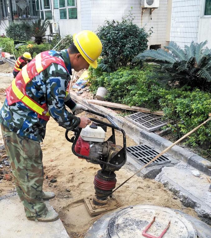 福源花園回填打夯旁邊是球墨鑄鐵井蓋和球墨鑄鐵水篦子